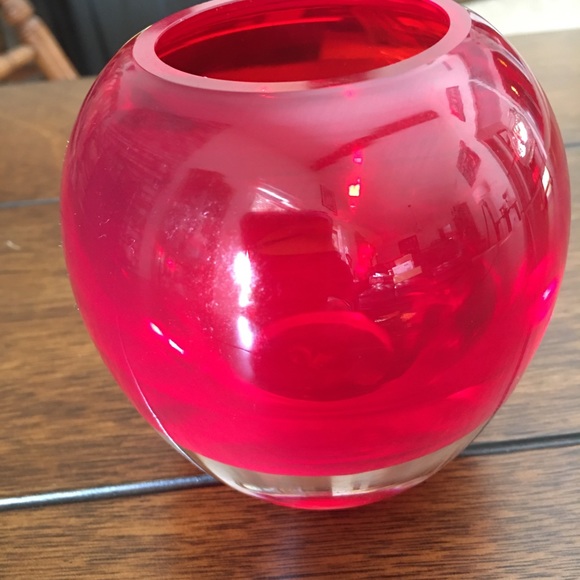 Just in time for Valentine’s Day. Sweet red glass vase - by gorgeous designs. - Picture 1 of 7
